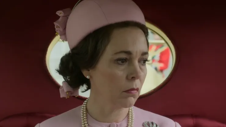 眼神裡，藏著王冠的重量與時代的倦容。