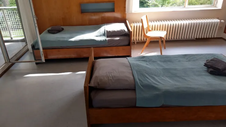 夫妻生活習慣不同，左邊向東，妻子習慣早起，朝向陽光；先生習慣晚起，背向陽光，雖然方向不同，但頭的位置相同，彼此可聊天