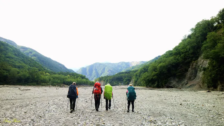 ↑沿河床往營地（第二匯流口）前進，其間還要經過幾處越溪，小心尋找淺灘處過溪即可。