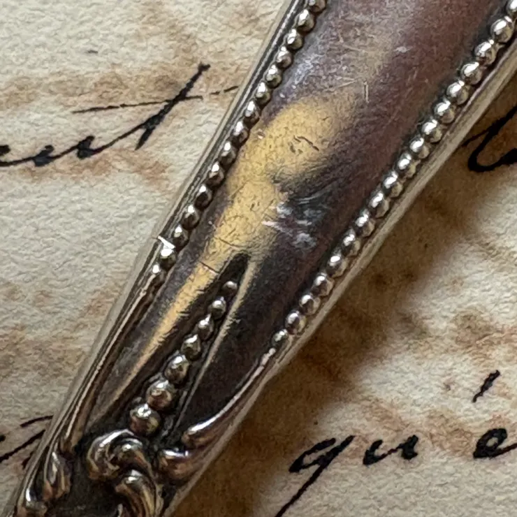 套子本身也有細小的使用刮痕,有一面下半部極輕微小凹傷。(2)