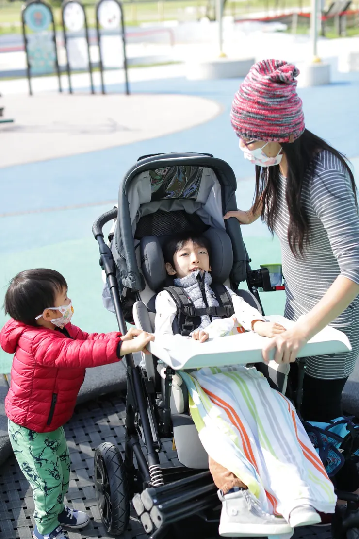 正方形的戶外彈跳設備。〔新北大都會公園熊猴森樂園〕