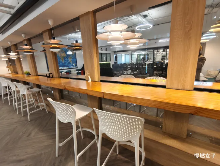 靠窗座位區，工作起來心曠神怡