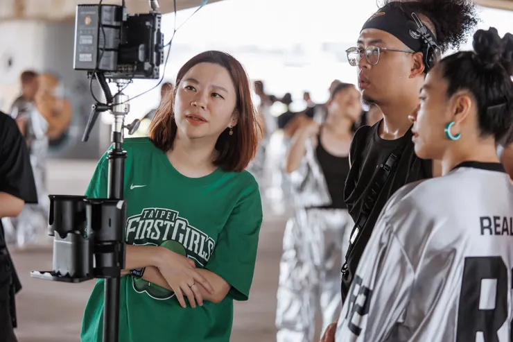 (從左到右)美珍、導演及小慧老師在拍攝現場一起看MV影片互相討論