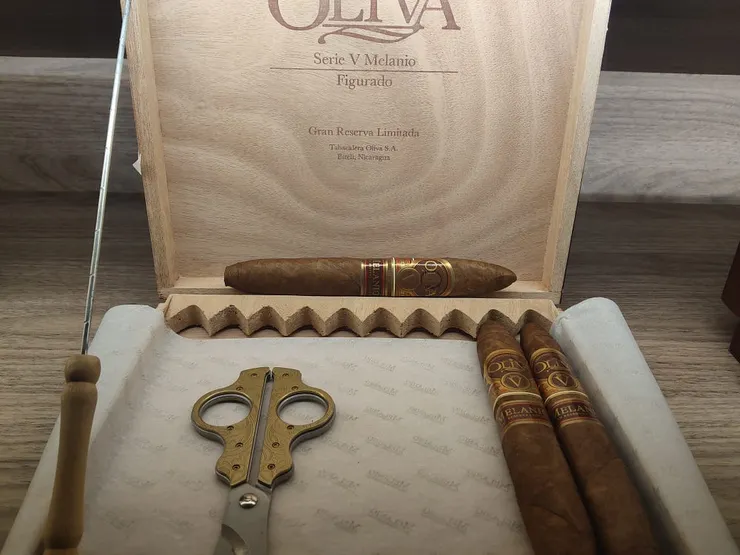 Oliva Serie V Melanio Figurado雪茄