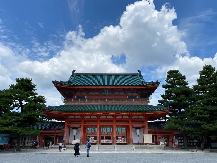 人少少的，清幽，陽光依然普照。