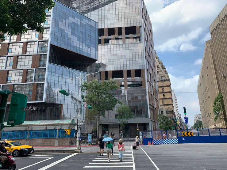 玻璃帷幕外觀的新南門市場🍛