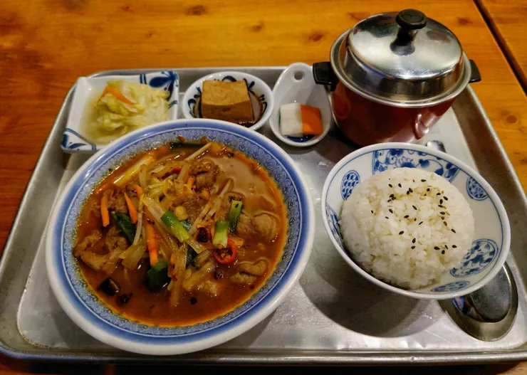 雖然叫做川味水煮牛定食，卻沒有一點川味，也不是水煮牛的作法