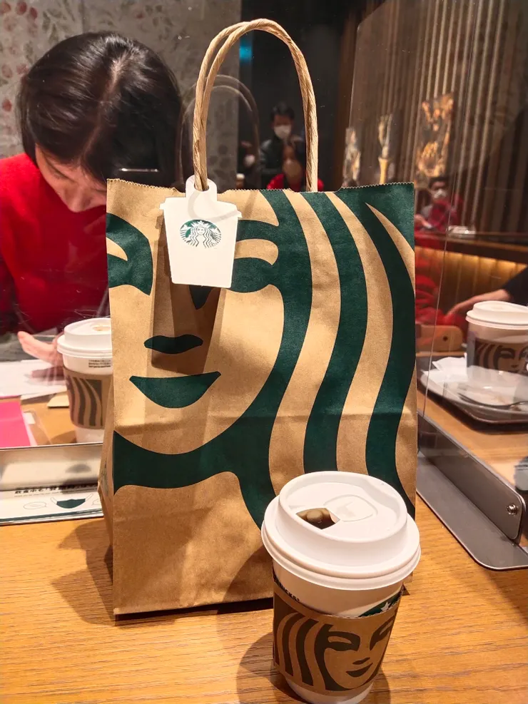 當天我幸運撿到方桌剩下的一個位子