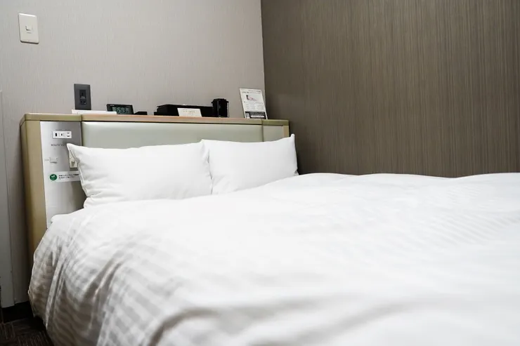 床得旁邊就有插座USB接孔可以使用