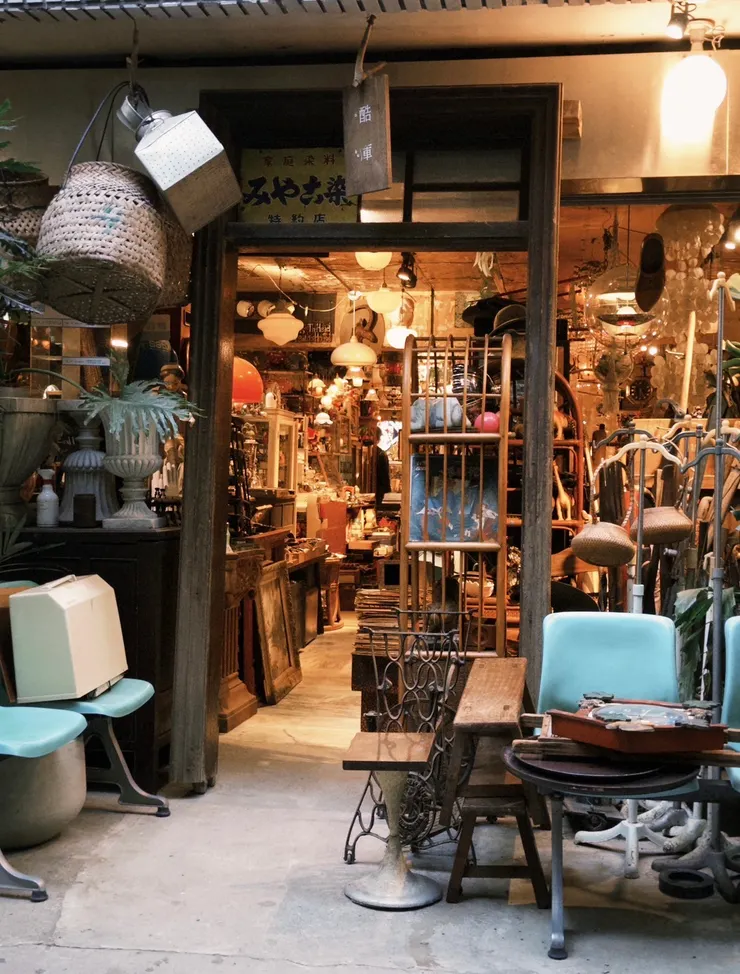 酷庫隔壁有間養了三隻貓的中藥店，貓咪偶爾也會來門口串串門子！