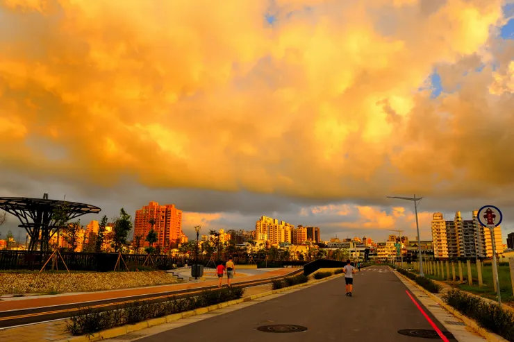 【落日回收灼人熱氣燒紅了西天，幸福的散步、慢跑者。】