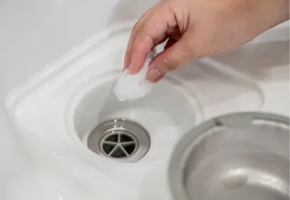 廢物利用的排水網： 替換水槽排水濾網時，先將新濾網沾濕，直接當菜瓜布刷洗水槽！刷完再套回排水孔，一舉兩得。