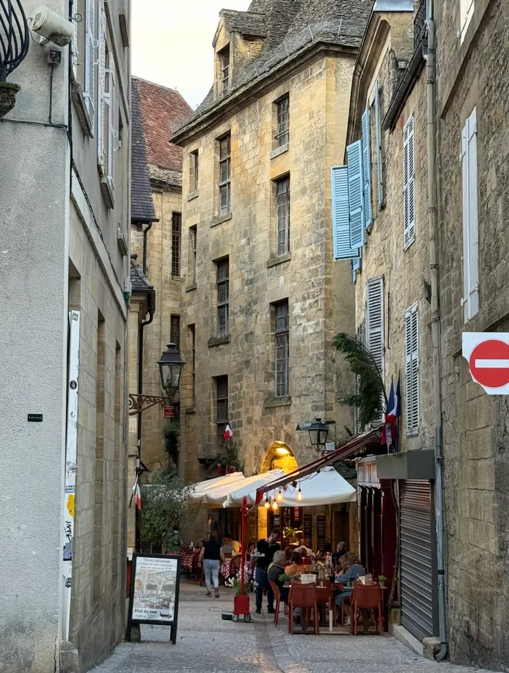 吃飯的時間，巷子裏不寂寞的夜晚