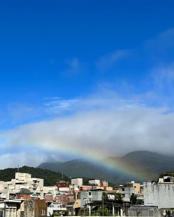 彩虹落入房子上