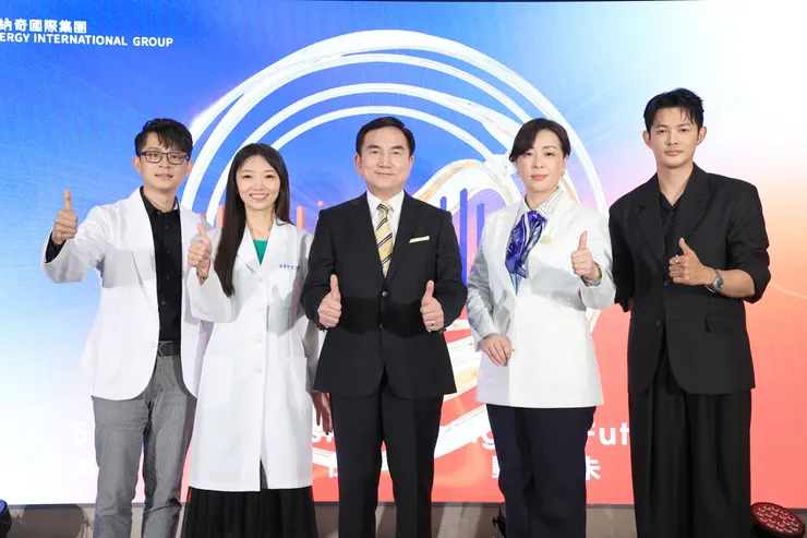 左起 王大元中醫師 夏子雯營養師  愛納奇國際集團總裁胡瑞羣  愛納奇國際集團副總裁Teresa 美妝保養專家Ivan老師