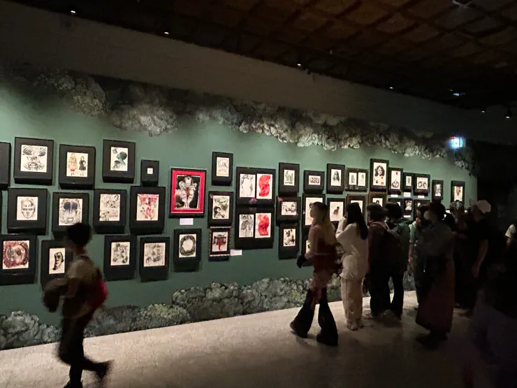 展出畫作很多，人潮也很多...