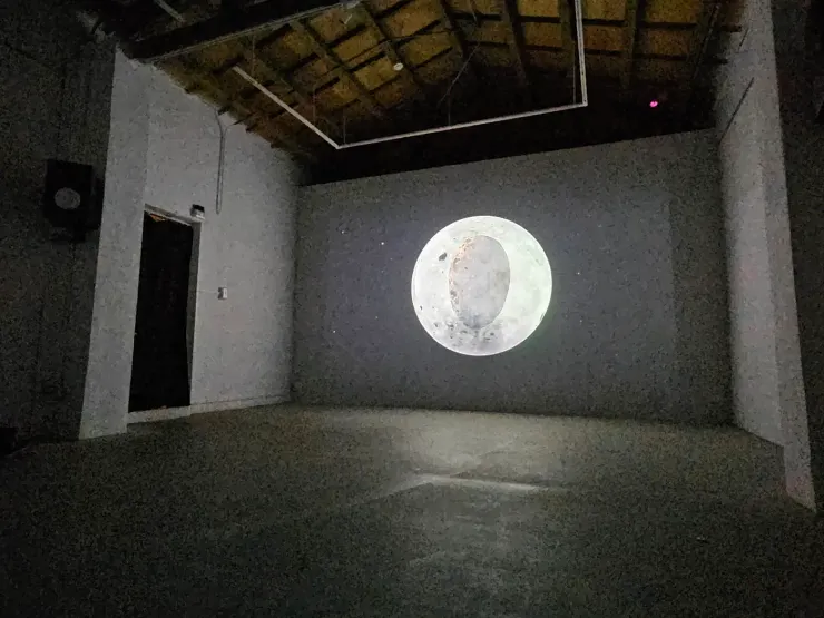 編號A展品〈在對錯之外，有座花園，我會在那與妳相遇〉。攝影：UX.Debugger。