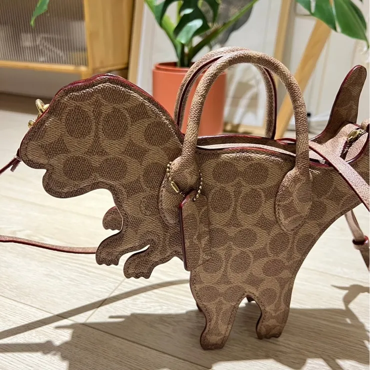 Rexy 恐龍是 COACH 的吉祥物。