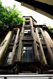 洋樓主要由水泥建造，表面覆有洗石子，並使用許多圓柱做為立面裝飾