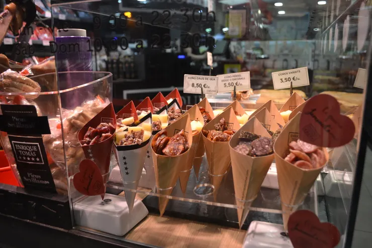 路邊專門販售西班牙臘腸(Chorizo)的小店，包裝成甜筒的樣子看起來十分可愛。