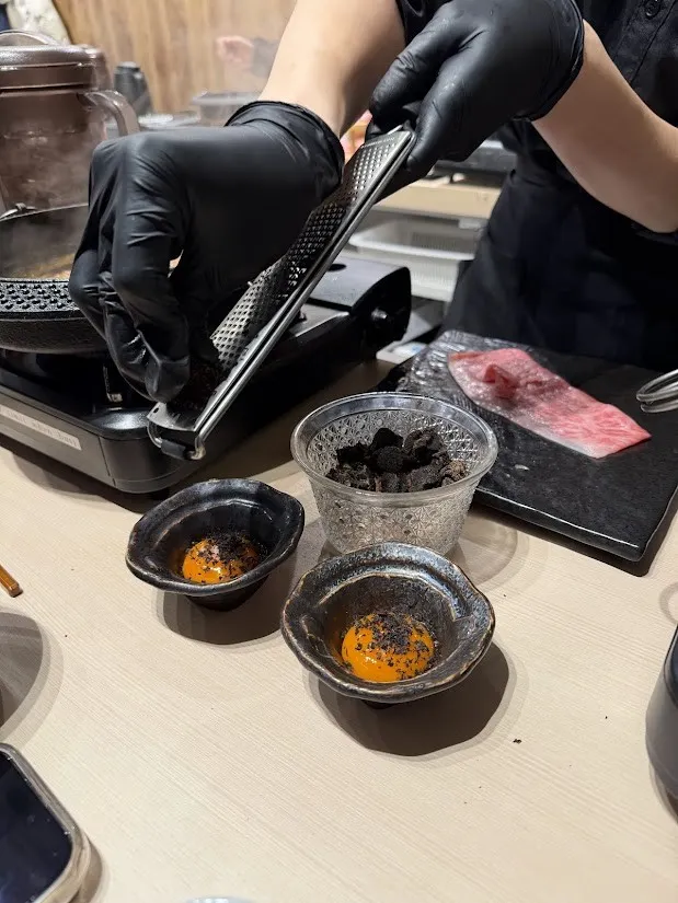 現刨黑松露+蛋黃，拌入白飯真的是好好吃！