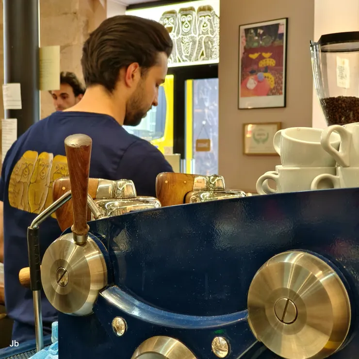 【走走瞧瞧品飲三勿猴手沖咖啡店！巴黎新興的「Terres de Café」咖啡館，網路評價應該不錯，所以怡青會帶我們來見識見識。員工T恤制服背面及對面牆上都有「非禮勿視、非禮勿聽、非禮勿言」的三勿猴圖樣。】