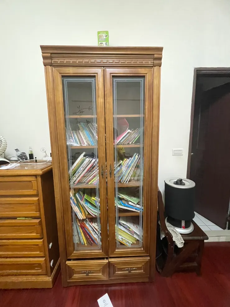 連「打開門想拿一本書」的勇氣都沒有的書櫃