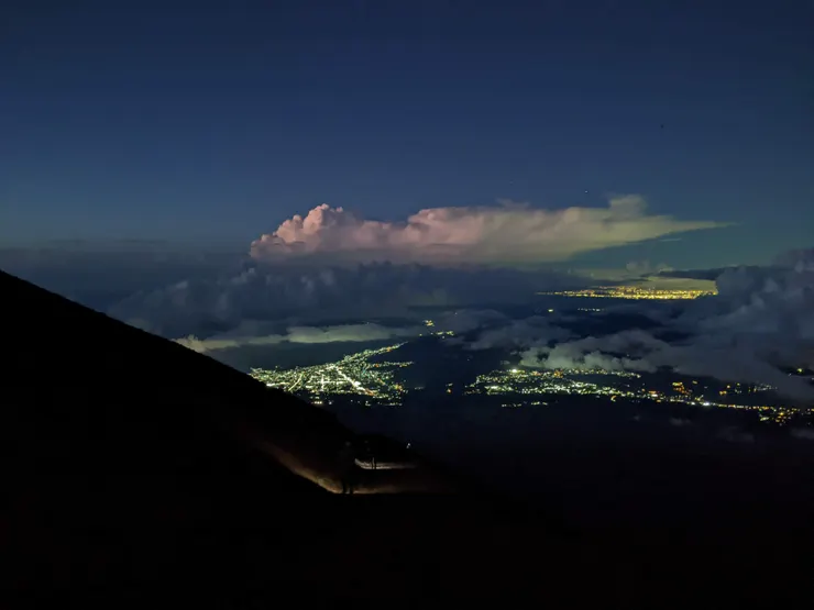 前往見晴館的路上欣賞著城市的燈火與星空，好美
