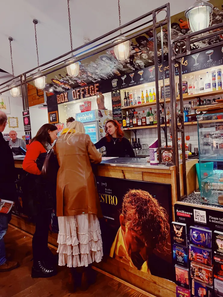 小眾電影院的前台販賣雞尾酒,倫敦看戲是可以飲食飲酒的。