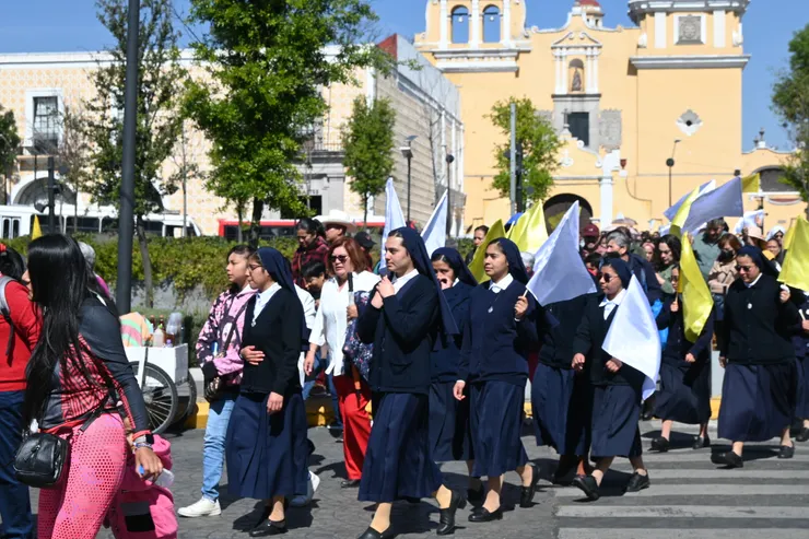 群眾包括修女步入聖堂參觀儀式