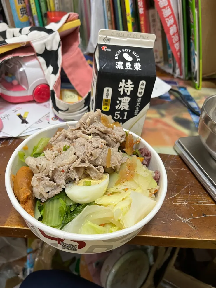 壽喜牛五花飯一半，蛋白質不太夠補個黑豆漿。