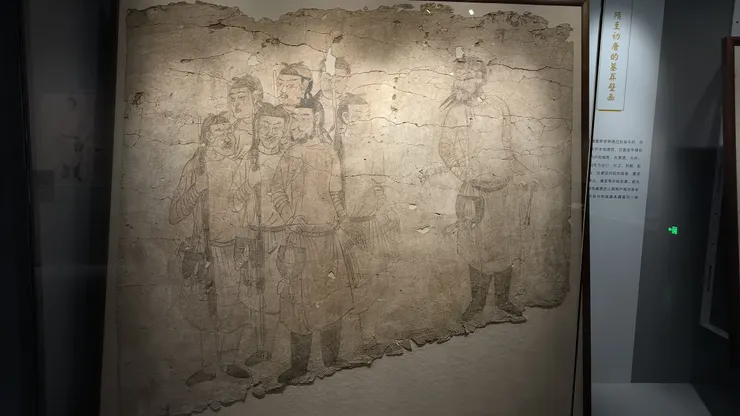 圖17 <<儀仗隊伍圖>> 隋(581-618年)出土於2005年潼關稅村隋墓 墓道東壁中第二組人物,採單線白描、只填黑、紅兩色。/攝影©XIAN-YI 2023