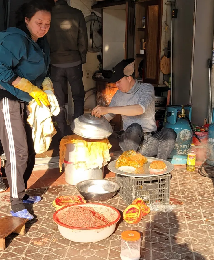 海防市場裡 製作木鱉果糯米飯