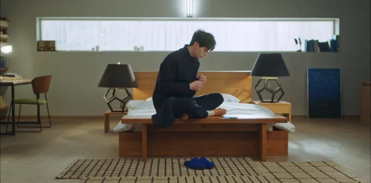 俐落的線條感和單一材質，再結合溫暖的實木感中和，很適合外冷內暖的阿使～