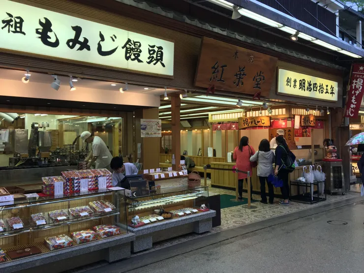 紅葉堂在最熱鬧的商店街上，絕對不會找不到