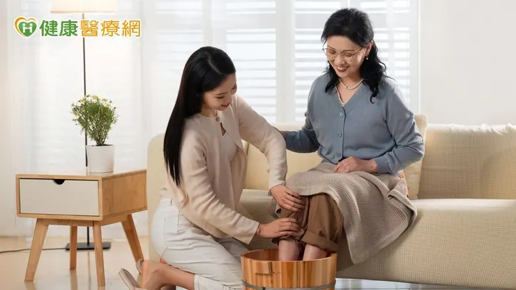隨著足浴與足部照護受到重視,照顧下半身不再只是老年議題,古語所說「樹老根先枯,人老腳先衰」,在現代生活中仍具有提醒意義。