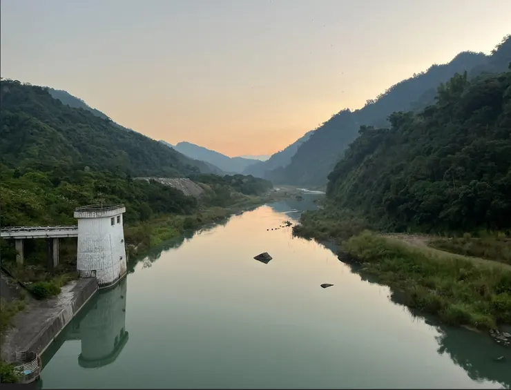 這是們班導為我們拍的曾文水庫(好像是曾文水庫吧)