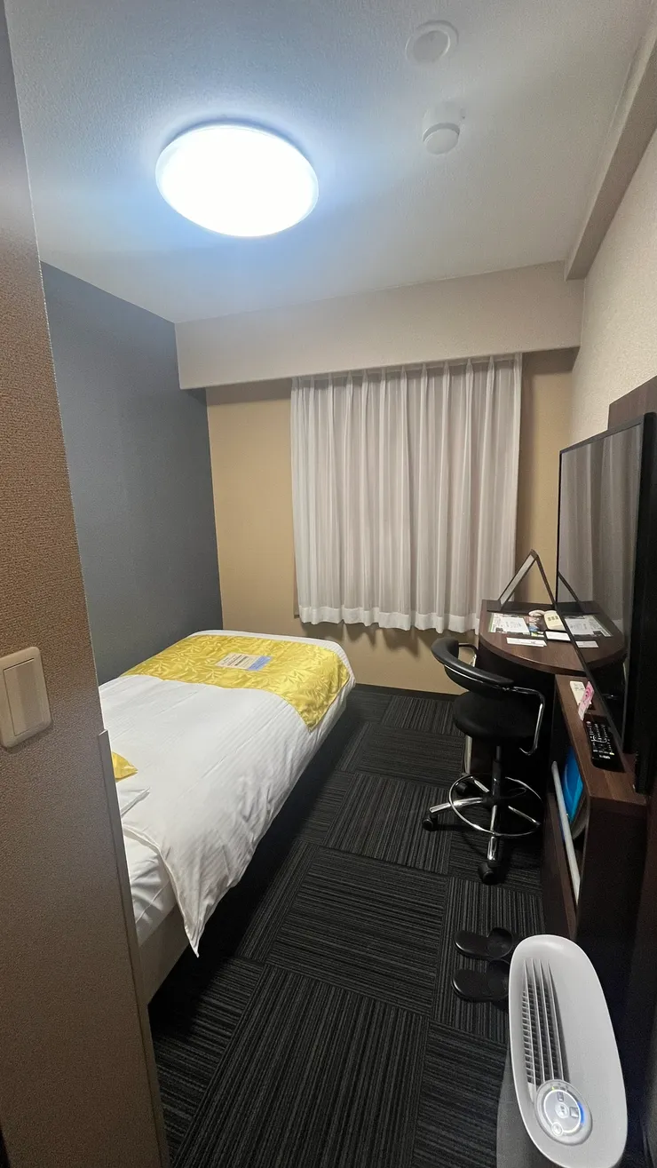 圓弧形的桌面,巧妙地又省了一點空間。