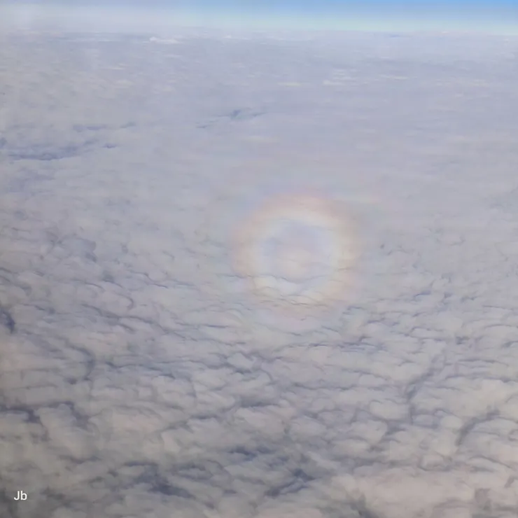 【飛往慕尼黑途中，在捷克上空遇見虹圈，】