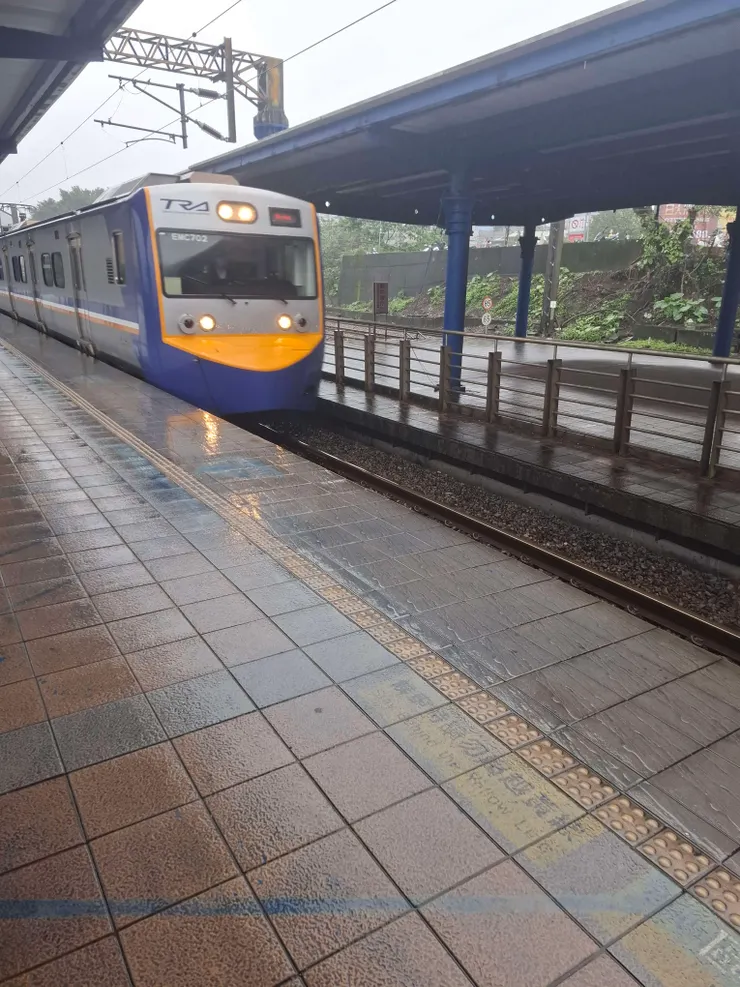 進站八堵的EMU700