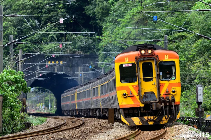 DR2800型自強號行駛宜蘭線一景