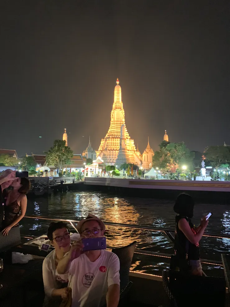 在船上欣賞鄭王廟，入夜打燈的鄭王廟金光閃閃，非常吸睛