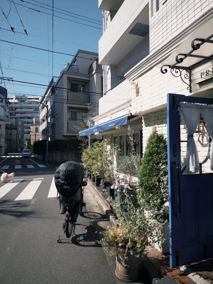 在一個毫不起眼的小巷裡，不一定開放內用，天氣好的話坐在附近公園吃也很愜意。