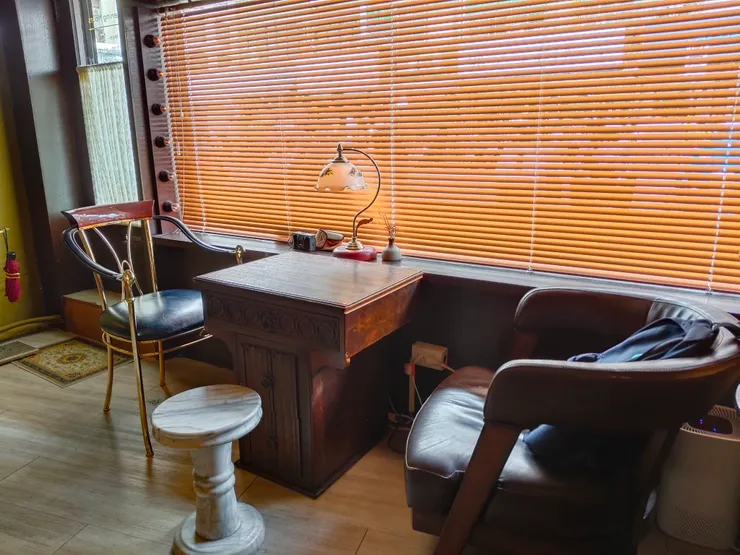 當天我坐在窗邊，這個桌子很有質感，愈看愈喜歡