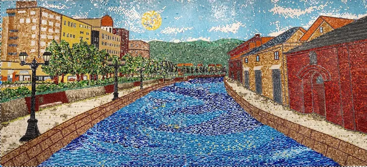 小樽最知名的運河，兩邊有老舊的倉庫(圖為和菓子店牆上以馬賽克手法呈現)