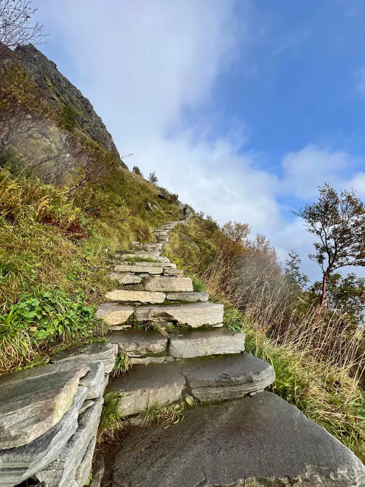 步道沒有護欄，自己注意安全。