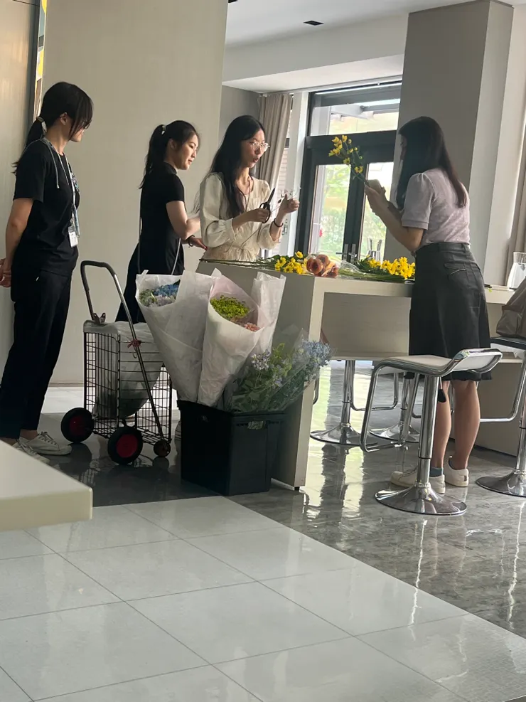 她瘦瘦小小的，看起來年紀也不大，但有一種輕柔卻沉穩的氣場，讓人安心的感覺。