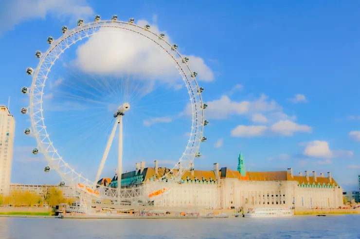 從北岸遙望南岸的倫敦眼