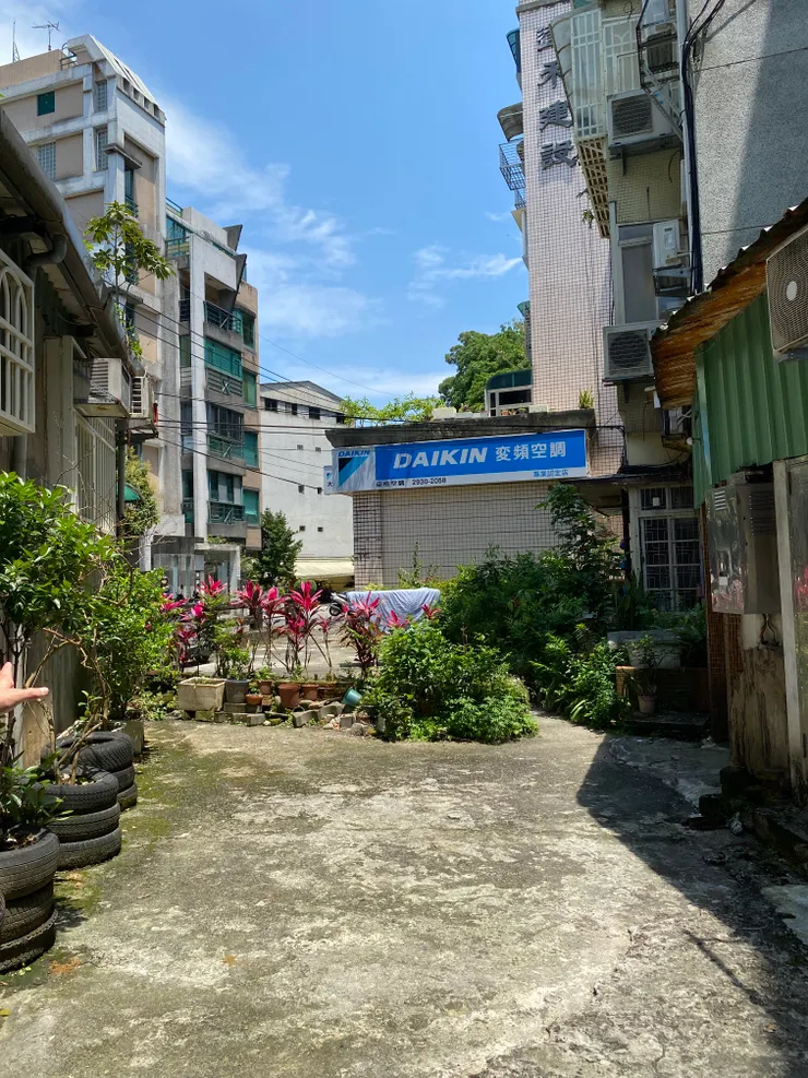 沿著萬盛溪的水一路走，出現一座跨溪的小橋樑「萬盛橋」