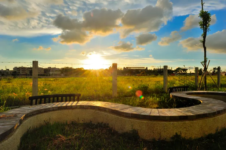 【夕陽熱力漸減，雲空冉冉轉紅。】
